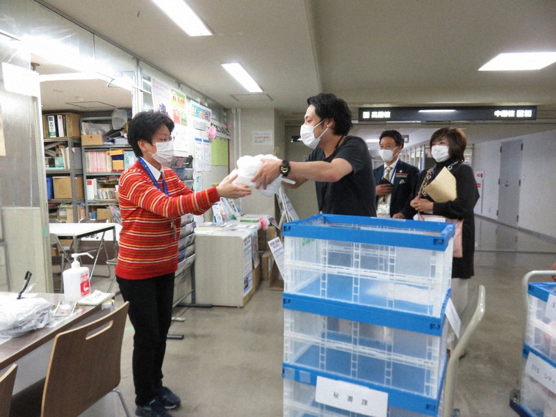 「ありがとうございました!」。心をこめてランチを届けるメンバー=大阪府吹田市役所で2020年4月22日午前11時54分、三角真理撮影