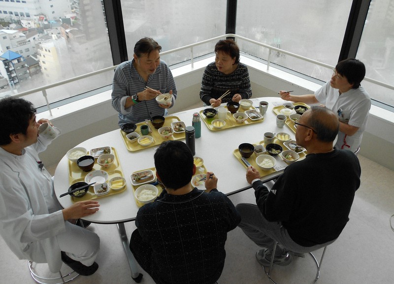 糖尿病の食事についの指導を受ける患者ら=本文とは関係ありません