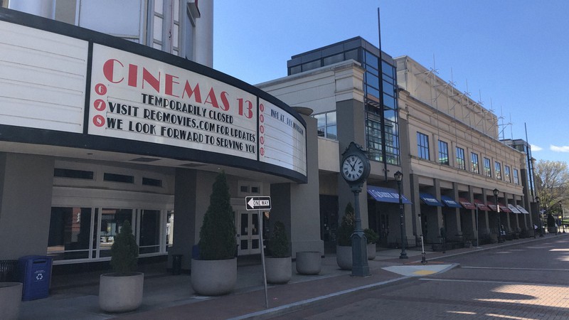 州政府の営業停止命令で休館中の映画館。果たしていつ営業を再開できるのか=米ワシントン近郊で4月2日、中井正裕撮影