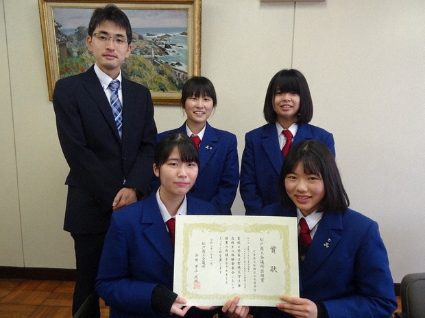 気温に合わせ衣替えを 船橋芝山高生４人 ４０年の気象データ解析 冬と夏服 自分で選ばせて 千葉 毎日新聞