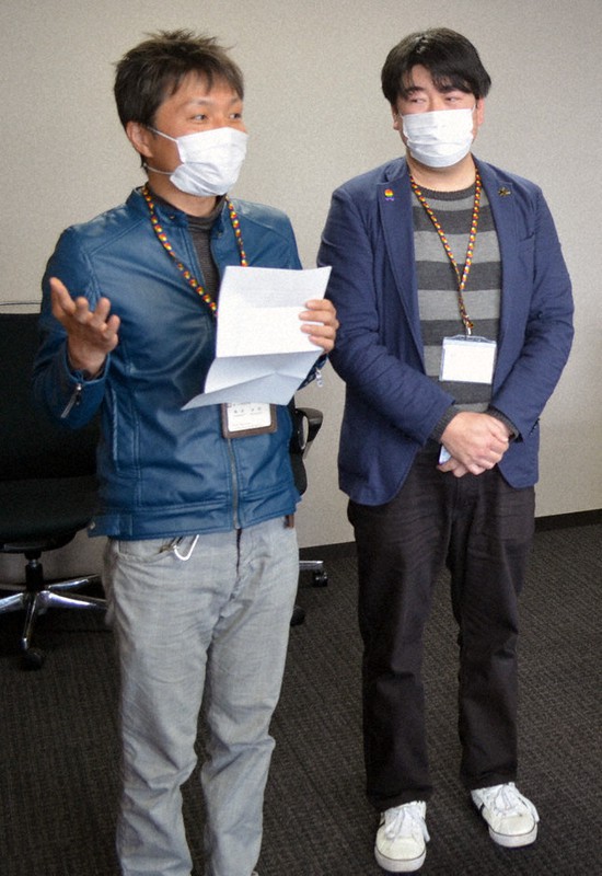 用意した手紙を読み上げる嶋田全宏さん(左)と加納克典さん=伊賀市役所で、大西康裕撮影