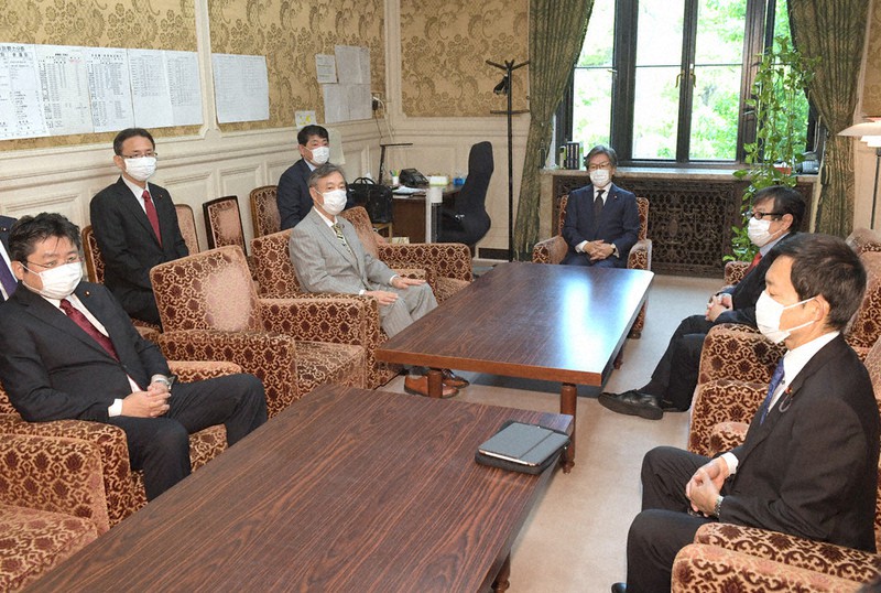 野党国対委員長会談に臨む立憲民主党の安住淳国対委員長(奥中央)ら=国会内で22日、竹内幹撮影
