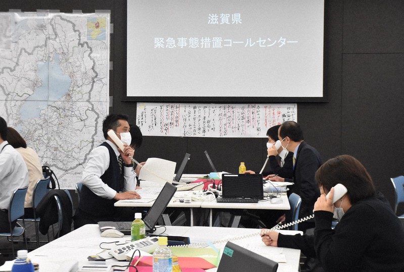 「県緊急事態措置コールセンター」にかかってきた相談に対応する職員たち=大津市京町4の県危機管理センターで2020年4月22日午後1時33分、諸隈美紗稀撮影