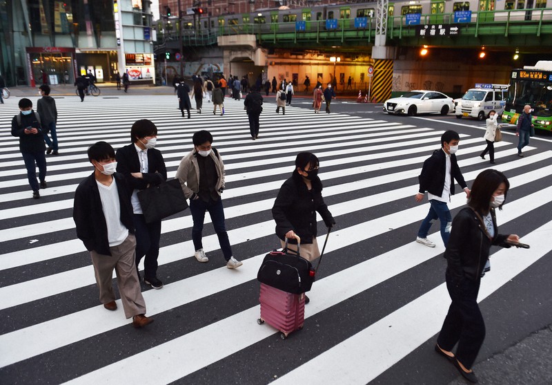 政府の緊急事態宣言から2週間、人通りが減った帰宅時間帯の新宿駅周辺=東京都新宿区で2020年4月21日午後6時12分、滝川大貴撮影