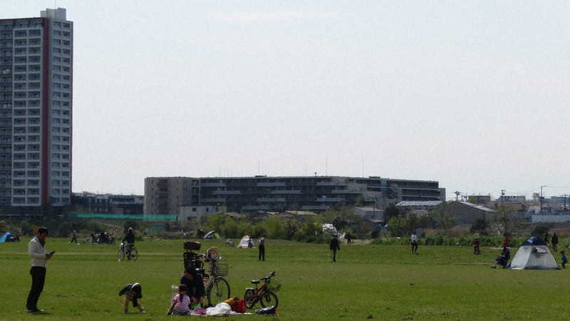 緊急事態宣言後、初の週末となり、多摩川緑地でも多くの人が体を動かした。この時間帯は適度に分散しているようにも見えたが、密集する時間帯もあるという=東京都大田区で11日、倉沢仁志撮影