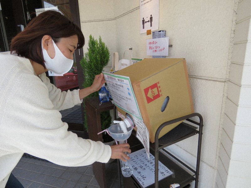 新型コロナ 感染予防にどうぞ 岡崎の美容室 次亜塩素酸水無料配布 愛知 毎日新聞