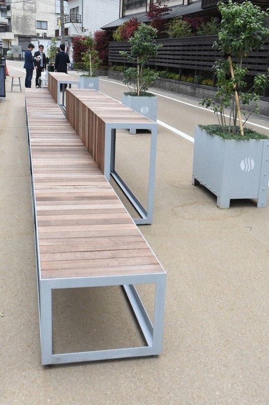 長門湯本温泉街の市道に設置されたベンチとプランター