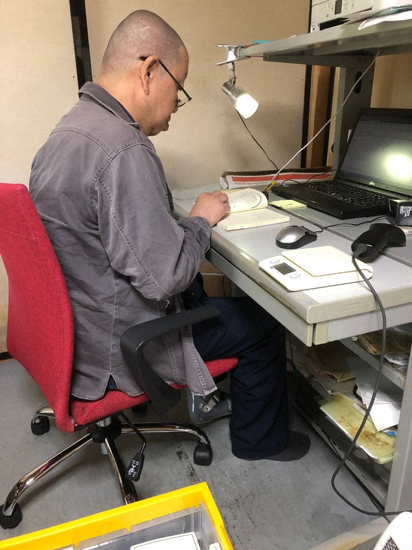 在宅勤務に取り組む石倉悟さん=本人提供