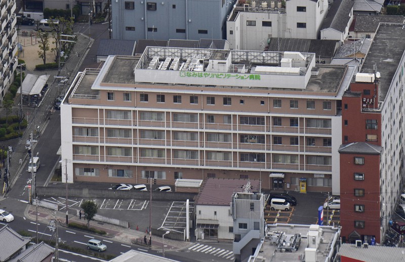 約130人の新型コロナウイルスの院内感染が発覚した「なみはやリハビリテーション病院」=大阪市生野区で2020年4月19日午前10時20分、本社ヘリから藤井達也撮影