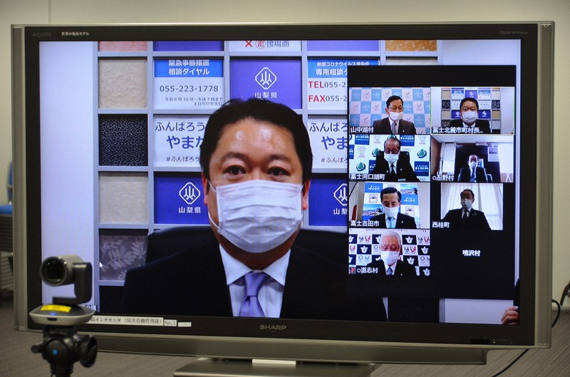 富士北麓の7市町村の首長とテレビ会議で意見交換する長崎幸太郎知事=県防災新館、2020年4月23日午前9時44分、梅田啓祐撮影