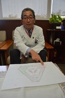 院内の見取り図を示しながらコロナ専門病棟の現状について語る東京臨海病院の小林滋病院長＝東京都江戸川区で2020年4月21日午後2時15分、吉田卓矢撮影