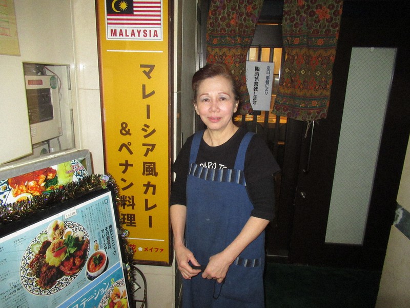 店を臨時休業している森本メイファさん。店のことを話し始めると涙があふれた=神戸市中央区で2020年4月13日午後1時59分、山本真也撮影