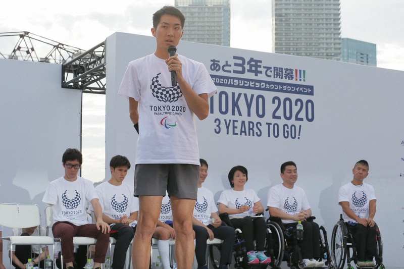 2017年にあった東京パラリンピックのカウントダウンイベントで選手を代表して抱負を述べる芦田創。東京大会の目玉選手の一人だ=東京都江東区で2017年8月25日、和田大典撮影