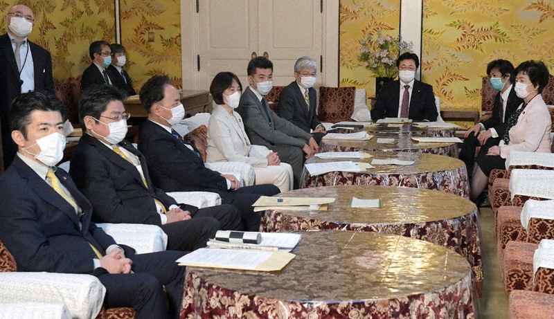 政府・与野党連絡協議会に臨む西村明宏官房副長官(右から3人目)ら=国会内で2020年4月24日午後3時1分、竹内幹撮影