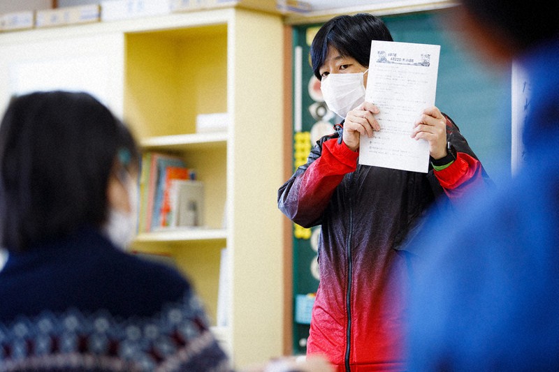 臨時登校日、6年生の児童に休校中の宿題について話す宍倉麻子教諭=千葉市稲毛区の市立弥生小で2020年4月23日午前8時13分、吉田航太撮影
