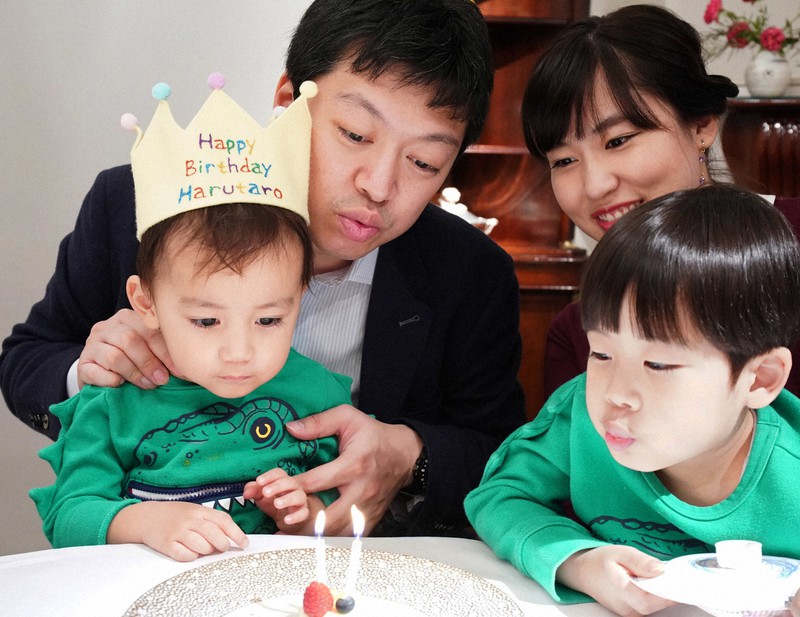 家族と一緒に次男の誕生日を祝う小杉謙太郎さん(左上)=東京都港区で2020年2月21日、藤井太郎撮影