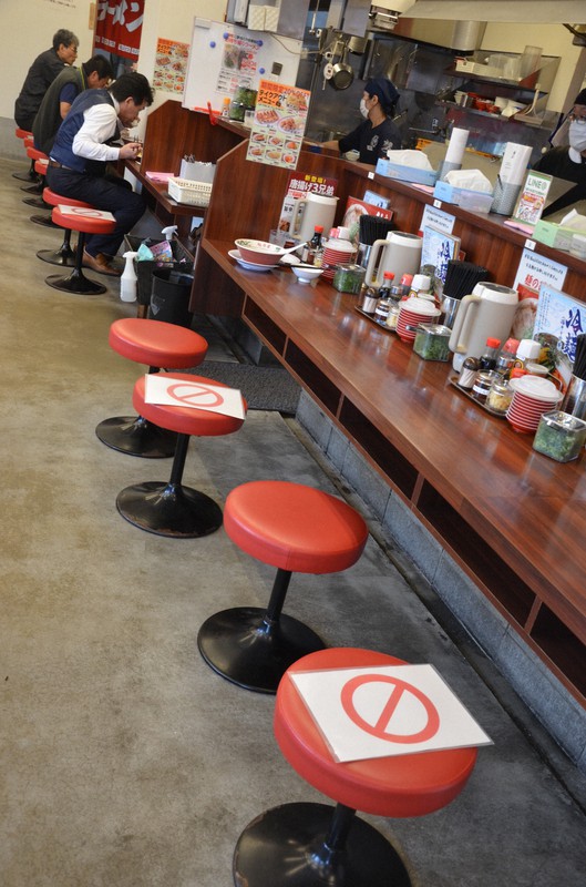 客席の間隔を空けて営業している「京都北白川ラーメン魁力屋弘明寺店」=横浜市南区で