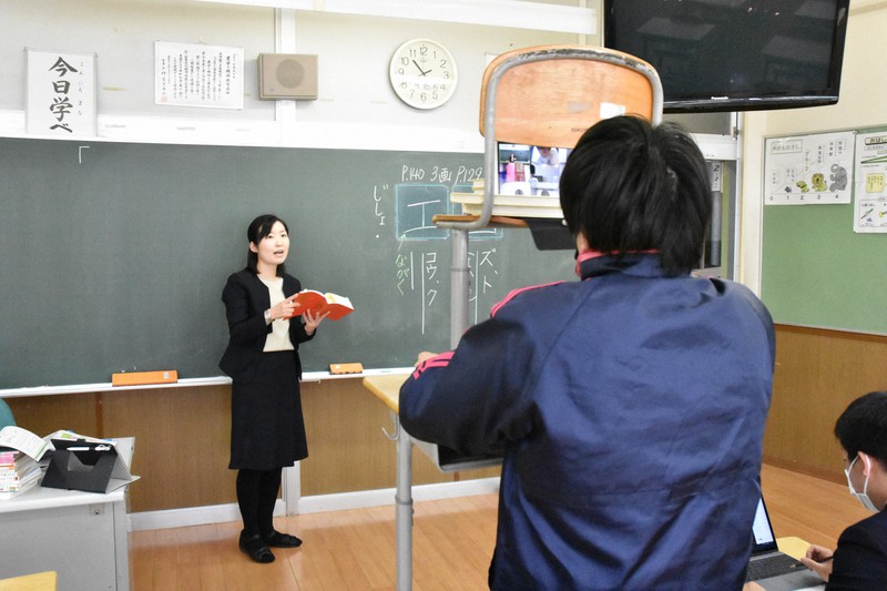 タブレット端末のカメラに向かって授業をする教諭(奥)=さいたま市北区のさとえ学園小学校で2020年4月16日、大久保昂撮影