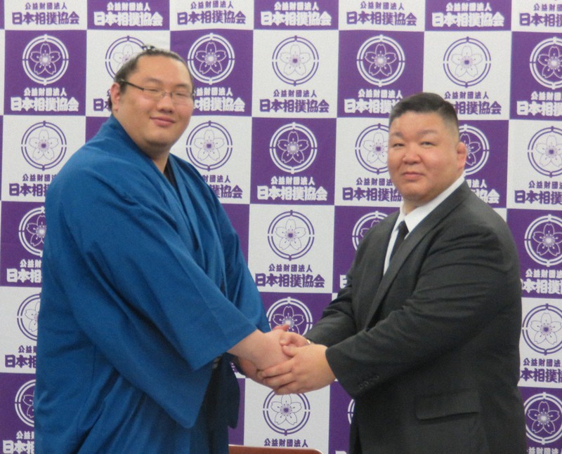 新型コロナウイルスに感染したことが分かった白鷹山(左)と高田川親方=村社拓信撮影