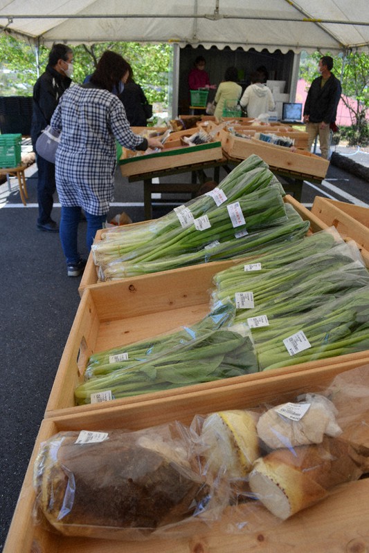 野菜などを販売する仮設店舗=2020年4月25日午前10時4分、松野和生撮影
