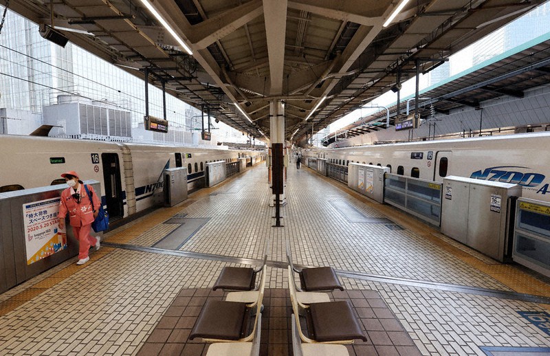 例年なら混雑する大型連休初日、人もまばらな東海道新幹線のホーム=JR東京駅で2020年4月25日午前8時32分、幾島健太郎撮影