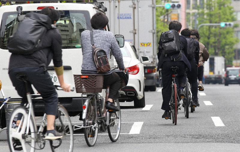 朝の通勤時間帯、自転車に乗る人々の姿が目立つ=東京都渋谷区で2020年4月21日、宮武祐希撮影