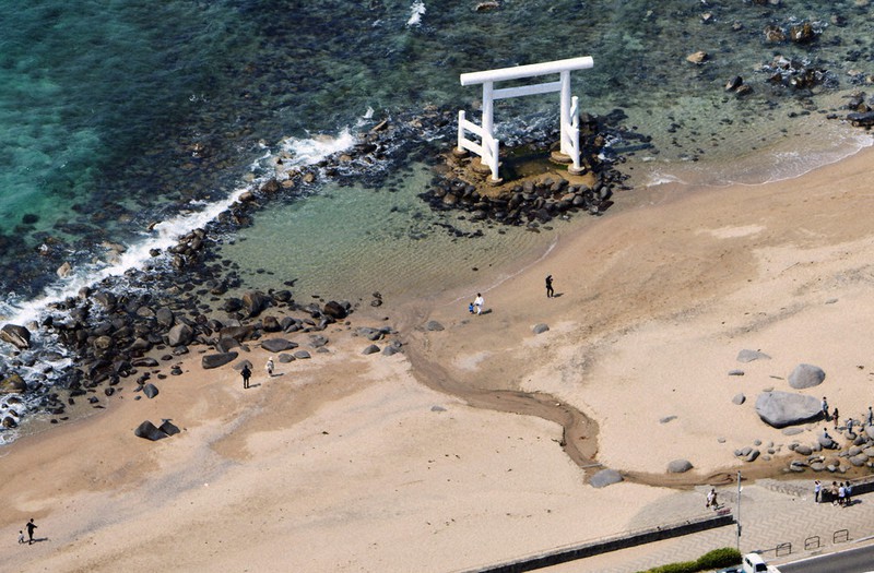 好天に恵まれた土曜日にもかかわらず、人影がまばらな糸島半島の景勝地「二見ケ浦」=福岡県糸島市で2020年4月25日午後2時、本社ヘリから須賀川理撮影