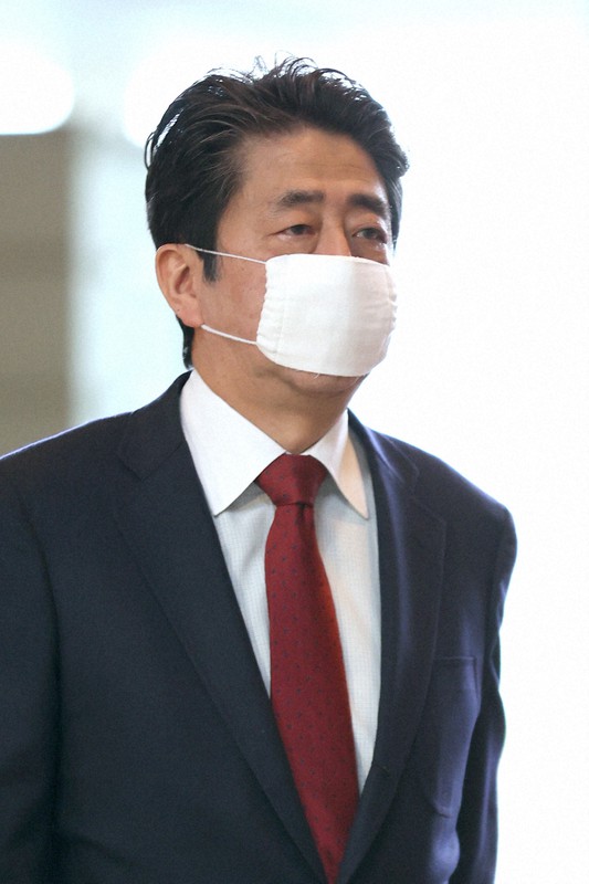 首相官邸に入る安倍晋三首相=東京都千代田区で2020年4月26日午後3時54分、佐々木順一撮影