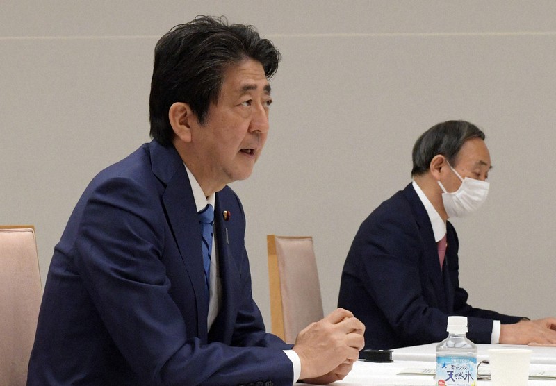経済財政諮問会議で発言する安倍晋三首相(左)=首相官邸で2020年4月27日午後7時19分、竹内幹撮影