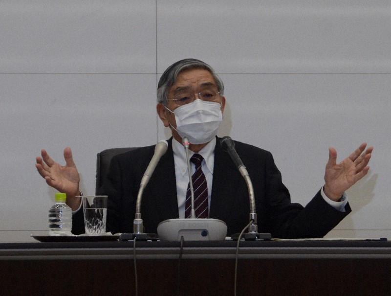 金融政策決定会合後に記者会見する日銀の黒田東彦総裁=東京都中央区の日銀本店で2020年4月27日午後4時3分、大久保渉撮影