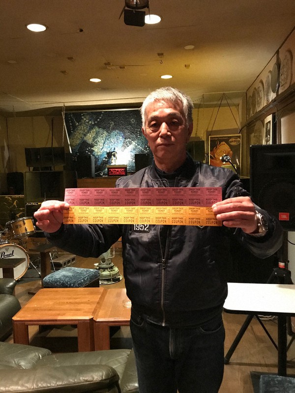 営業再開に向けて前売りのドリンクチケットを用意した松浦哲さん=福島市大町のミンガスで、松浦さん提供
