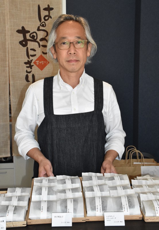 食材にこだわったおにぎりを販売する鵜飼仁社長=津市乙部の「はらぺこおにぎり」で2020年4月25日、田中功一撮影