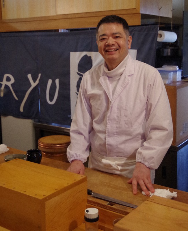無料弁当の提供を始める佐藤正幸さん=南魚沼市の「龍寿し」で2020年4月23日午前10時35分、新井敦撮影