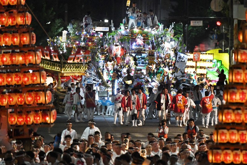 昨年の「わっしょい百万夏まつり」。北九州市内の山車や山笠がにぎやかに競演した=北九州市小倉北区で2019年8月3日午後8時10分、上入来尚撮影