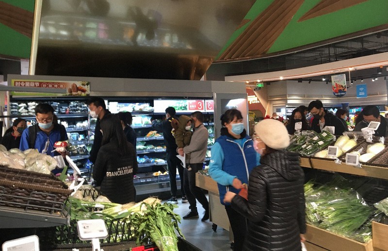 人々は日常を取り戻しつつある(アリババ運営の「フーマー」上海店)=岡三証券上海駐在員事務所提供