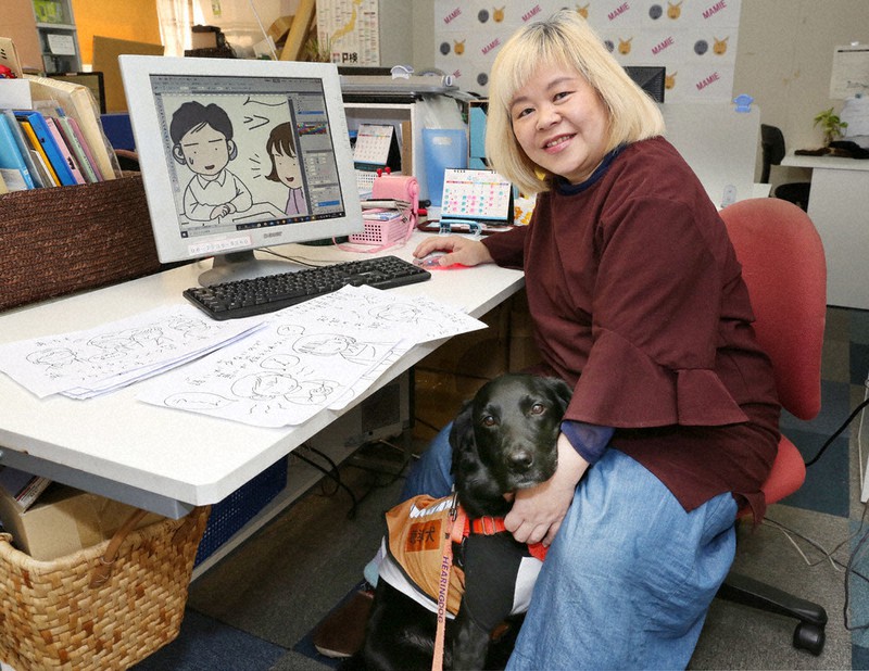 NPO法人「MAMIE」代表の安藤美紀さんと聴導犬アーミ=大阪市淀川区で2020年4月15日、大西達也撮影