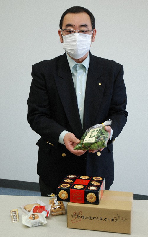 「ふるさとの菓子が一番」と話す水品支部長=新潟県柏崎市役所で