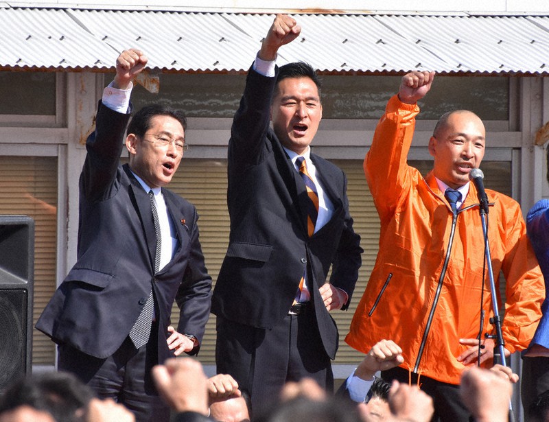 事務所開きで深沢陽一氏(中央)と拳を突き上げる岸田文雄政調会長(左)=静岡市清水区で