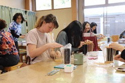 体験工房ではパートナーシップで訪れた海外の学生が伝統工芸に挑戦していた=静岡市駿河区丸子の駿府匠宿で