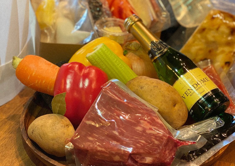 新鮮な野菜、肉など料理に必要な食材が届く=ルコネッサンス提供