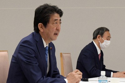 経済財政諮問会議で発言する安倍晋三首相（左）＝首相官邸で2020年4月27日、竹内幹撮影