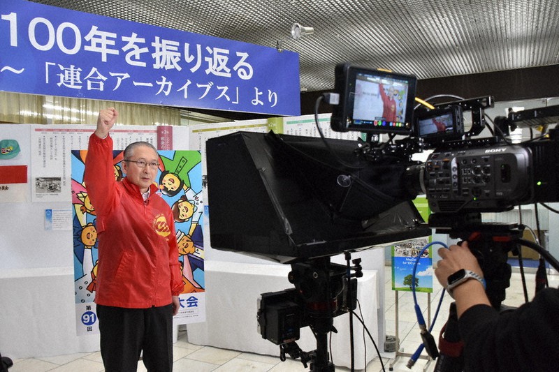 第91回メーデー中央大会のウェブ配信動画を収録する連合の神津里季生会長=東京都千代田区の連合会館で2020年4月27日、矢澤秀範撮影