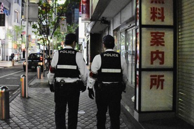 福岡の歓楽街・中洲をパトロールする福岡県警博多署員＝福岡市博多区で2020年4月16日、田崎春菜撮影