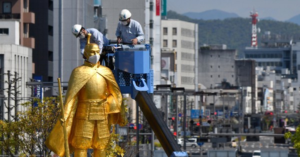 黄金の信長像」にビッグな美濃和紙マスク JR岐阜駅前 [写真特集1/5