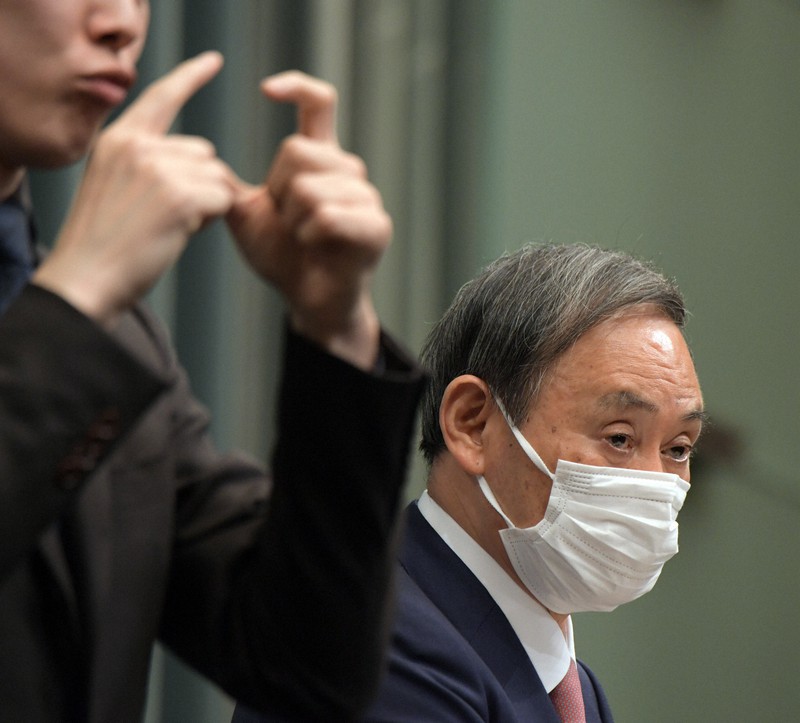 記者会見する菅義偉官房長官=首相官邸で2020年4月27日午前11時26分、竹内幹撮影