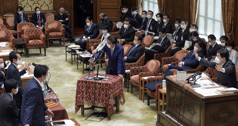 衆院予算委員会で政府が配布する布マスクの受注業者をめぐり、立憲民主党の大串博志氏(左)の質問に答える安倍晋三首相(中央)=国会内で2020年4月28日午後3時2分、竹内幹撮影