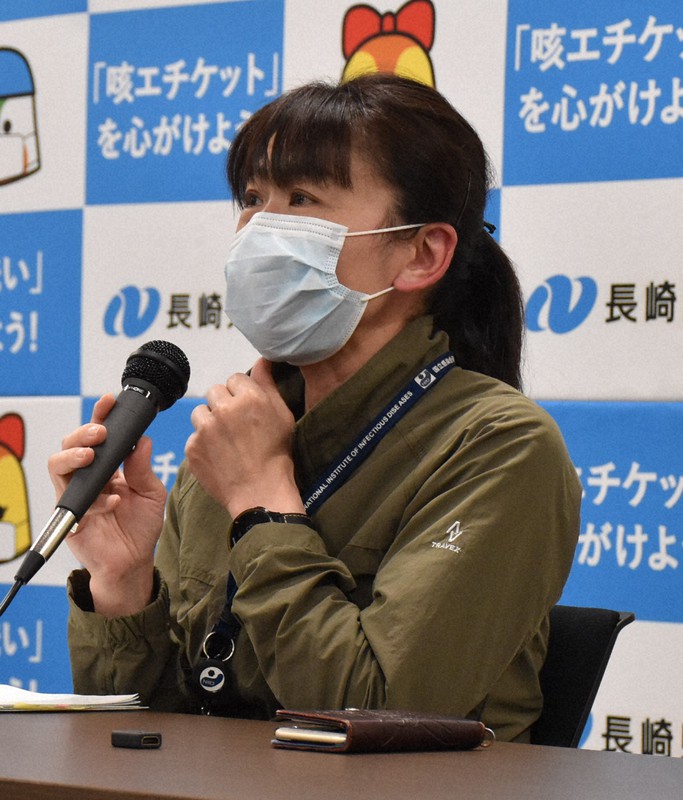 クルーズ船「コスタ・アトランチカ」の船内の状況ついて説明する島田研究官=長崎県庁で2020年4月27日、松村真友撮影