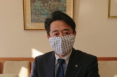 インタビューに応じる佐久市の柳田清二市長＝佐久市役所で2020年4月22日午後4時28分、坂根真理撮影