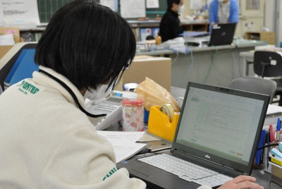 休校延長を受け、保護者への連絡などの作業に追われる千葉市立弥生小学校の教職員＝2020年4月28日午後1時18分、田中理知撮影