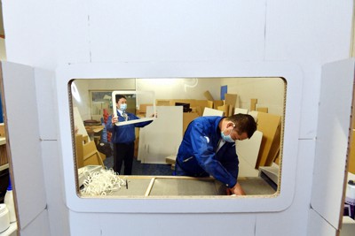 手作業で作られる飛沫感染防止用ボード＝東大阪市で2020年4月24日、山田尚弘撮影